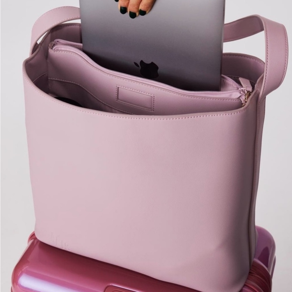 Wicked Tote. Gorgeouss as seen in the movie💗 Great holidayy gift!